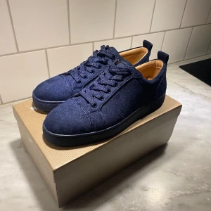 Navy loubs utan spikar  - Tja, säljer dessa tvärfeta och trendiga loubsen, säljer för att de är för små.  Skick 10/10.    Storlek 43 men passar 42 bättre.