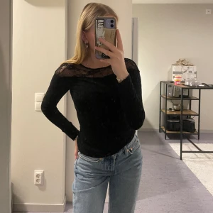 Svart långärmad topp - Svart långärmad topp med spets. Jag har klippt bort lappen så vet inte storleken men den passar bra på mig som har XS