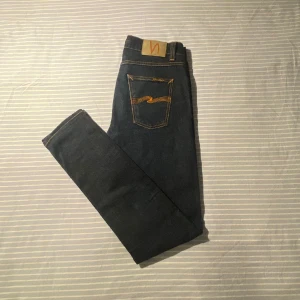 Nudie Jeans - Tja! Säljer nu dessa sjukt schyssta nudie jeans i modellen Lean Dean! De är i storleken W30 L32 och har passformen slim fit. Skick 10/10, nyskick.  Nypris: 1600kr Mitt pris: 499kr Priset ej hugget i sten. Kontakta vid minsta lilla funderingar!😁