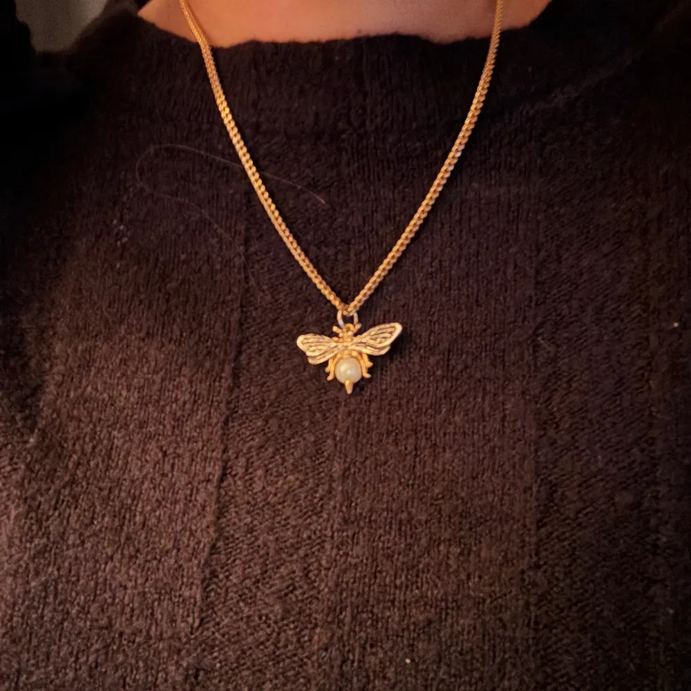 Säljer mitt Maria Nilsdotter halsband (Hornet Necklace). Kartong medföljer. Helt nyskick och inköpt för ett år sedan. . Accessoarer.