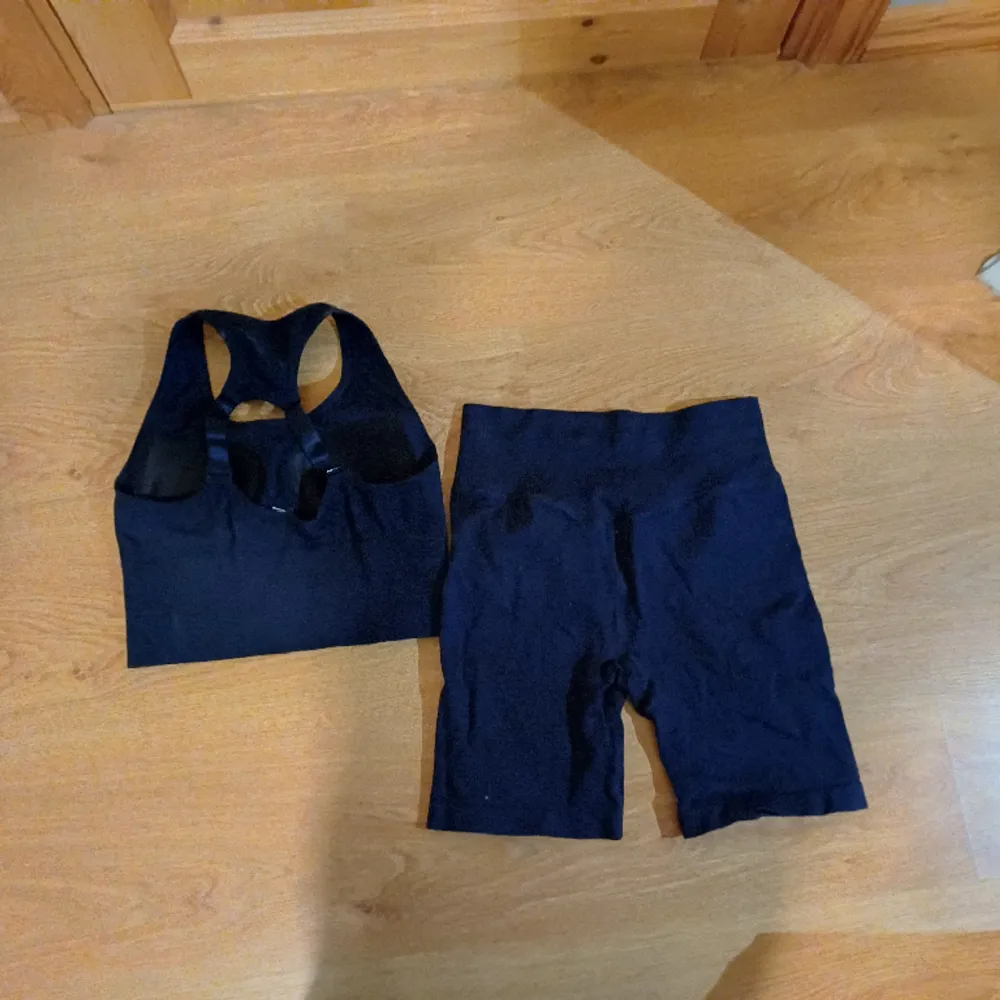 Fint set från New Apparel, använt men fint skick, ribbat material, mörkblå/marinblå Sportbh och cykelbyxor. Shorts.