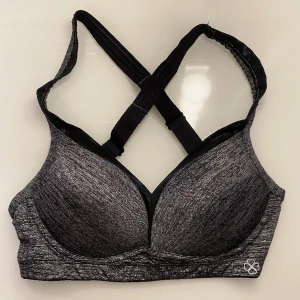 2 sport-bhar (paket) - 2 bhar för träning, säljes båda tillsammans för 50 kr, knappt använda.