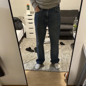 KARVE jeans baggie W31 - Domhär jeansen sitter perfekt för dig som letar efter ett par vida o snygga Jeans. Jeansen sitter väldigt snyggt på mig som är 186, dom är i riktigt bra skick. Skriv privat för mer spesifika detaljer 