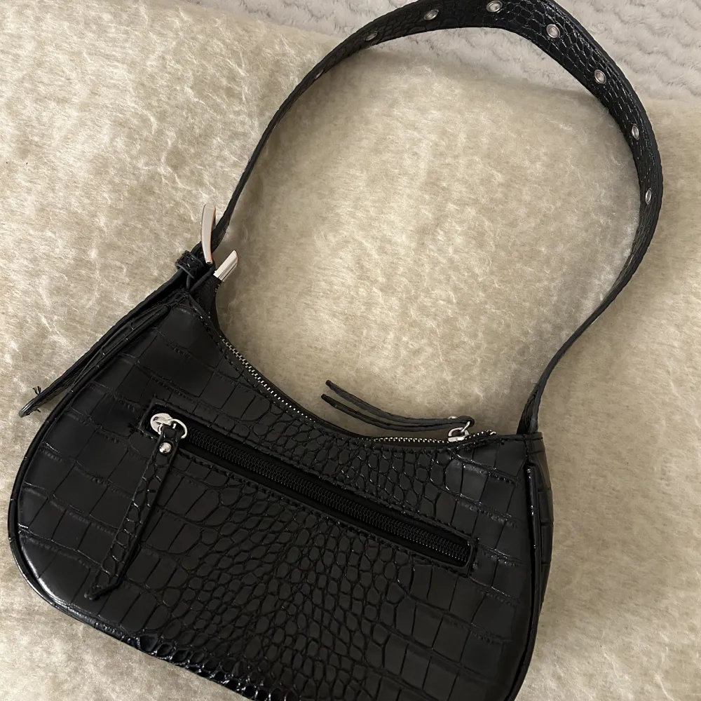 Super fin svart handväska som är använd fåtal gånger. Säljer då den inte kommer till användning . Väskor.