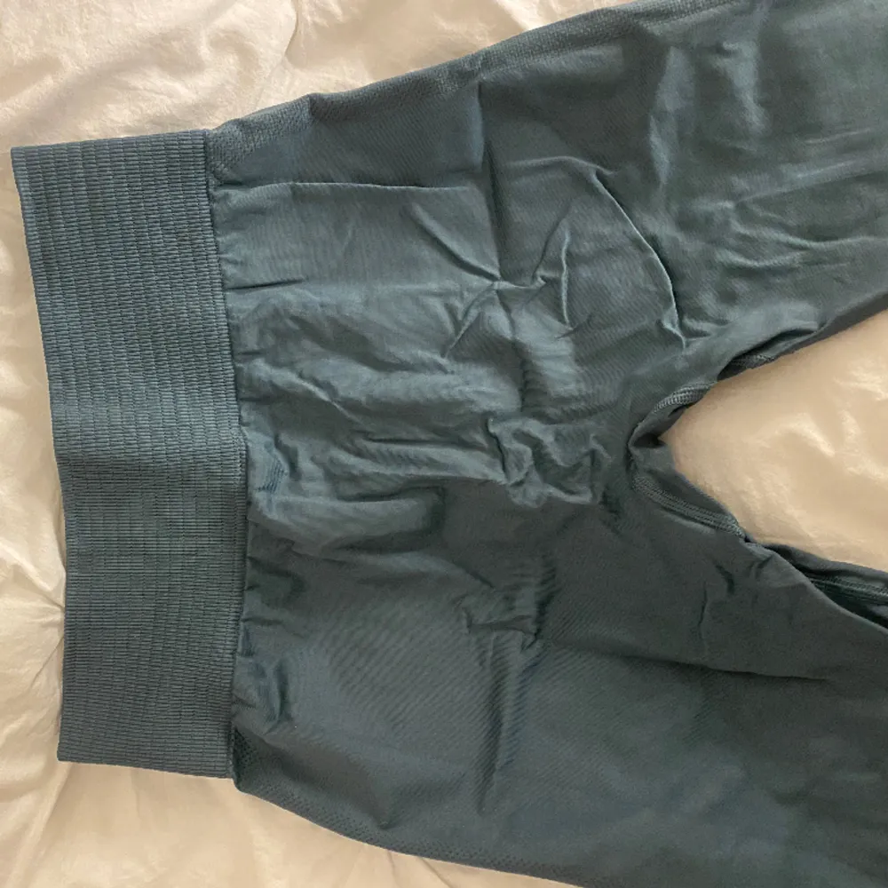 Säljer ett par helt oanvända ”define seamless tights” från Iciw i färgen jungle green. Så de är i perfekt nyskick!🥰 säljer för 350kr!. Jeans & Byxor.