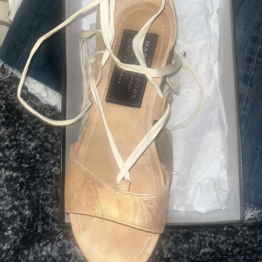 Väldigt fina Marc jacobs skor som inte passar, väldigt fina till sommaren och bara använt några gånger.. Kengät.