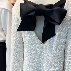 Klänning  - Säljer nu min virala hm klänning som är använd 2 gånger, säljer den pågrund av att ja inte kommer använda den mer💘