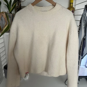 &other stories tröja - Stickad tröja från &otherstories. Tyvärr krympt i tvätten så snarare en s nu. Fint skick.