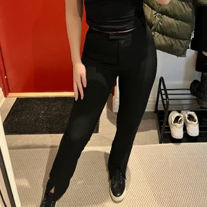 Kostymbyxor med slits - Kostymbyxor med slits nertill. Mycket bra skick!! Frakt tillkommer 🖤
