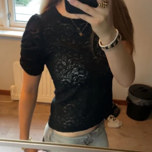 Spets tröja - Säljer denna fina Svarta spets tröja med lite volanger på armarna i storlek XS som jag inte hittat användning till!💗 Lägger ut igen för fri frakt