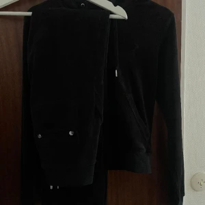 Juicy Couture set  - jag säljer nu mitt fina juicy couture set i färgen svart, storlek xs på båda plaggen. setet är sparsamt använt så skicket är bra! koftan är köpt senare så den är endast använd fåtal gånger men byxorna är också superfina och sköna❤️‍🔥 frakt tillkommer!