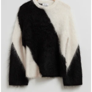 Other stories kashmirtröja - Fin Kashmir/mohair stickad tröja från Other stories. Knappt använd! Nypris:1500