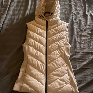 zara väst - säljer min zara väst i super fint skick som inte kommer till användning i strl m