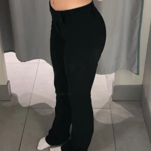 Lågmidjade kostymbyxor  - Säljer dessa kostymbyxor jag köpt ifrån H&M då de inte kommer till användning längre.  Älskar dessa byxor de sitter som en smäck men har nu köpt andra. (De är ganska tunt material) TRYCK INTE PÅ KÖP NU!!🤍🤍