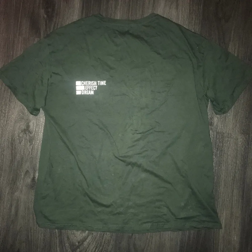 Mörkgrön t-shirt utan fläckar eller hål, använd en gång i somras🫶. T-shirts.