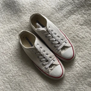 Vita Converse  - Vita snygga converse som är för små för mig i storlek 39! Fortf bra skick & fina 🤍🙌🏼
