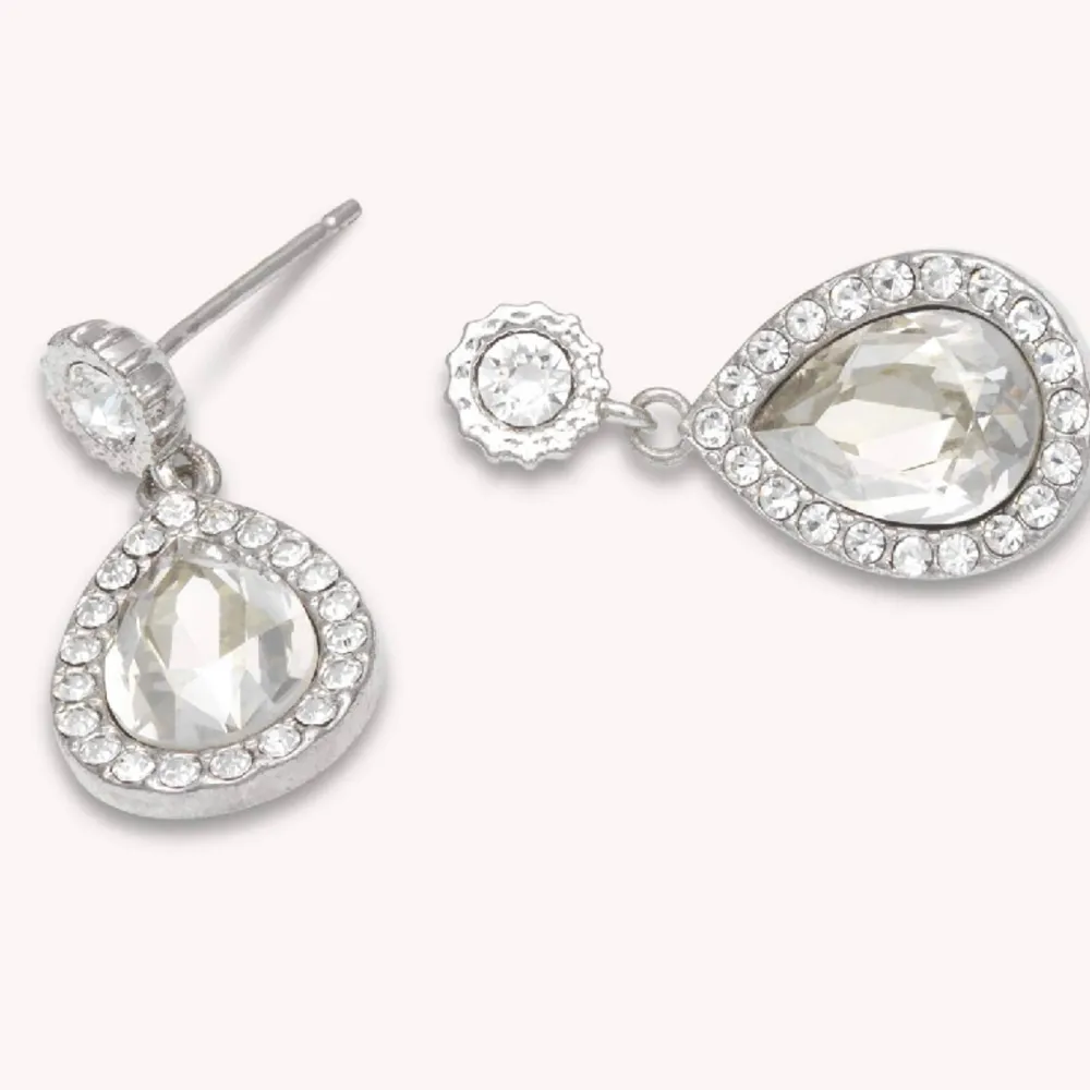 Hej, jag säljer nu mina fina öronhänge från Lily and Rose, aldrig använda för jag är ingen silvermänniska så dessa skulle passa perfek på någon annan! . Asusteet.