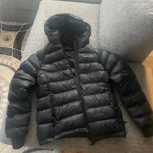 peak performance jacka  - en fin o varm jacka. säljer den då den inte kommer till användning längre. nypris 2499kr. 