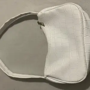 En vit väska man kan ha över axeln, aldrig använt 