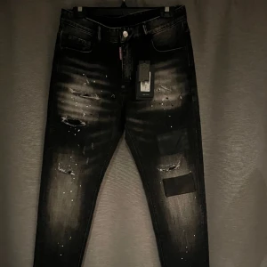 Dsquared jeans - Helt nya jeans säljes då dem tyvärr var för små för mig. Etiketter och en påse medföljer👍🏽
