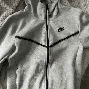 Grå nike tech fleece xs - Grå nike tech fleece stl xs i nyskick. Säljer den då den inte kommer till användning. Köptes på JD för 1350 förra året och säljer för 650kr 🤍gratis frakt