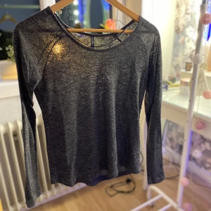 Långärmad tröja - En helt vanlig långärmad tröja, har inte kommit till användning så himla mycket men några gånger. Är i bra skick 