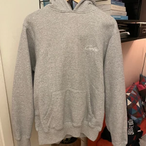 Corteiz hoodie - En grå corteiz hoodie i storlek small. Väldigt bra skick. Den är lite stor i storleken.