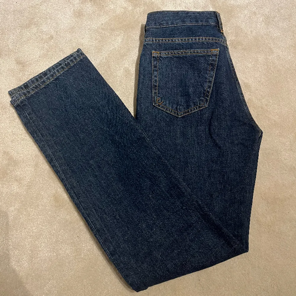 Fina Low straight jeans från Bikbok, oanvända och i bra skick! Nypris: 699kr. Jeans & Byxor.