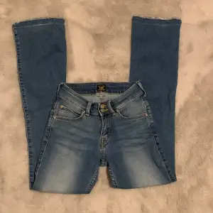 Jätte snygga lågmidjade jeans från Lee, i storlek W24 L31! ❤️ de  har en fläck ”se bild 3”  så säljer de för billigare 🫶hör av er om ni undrar något! 💕