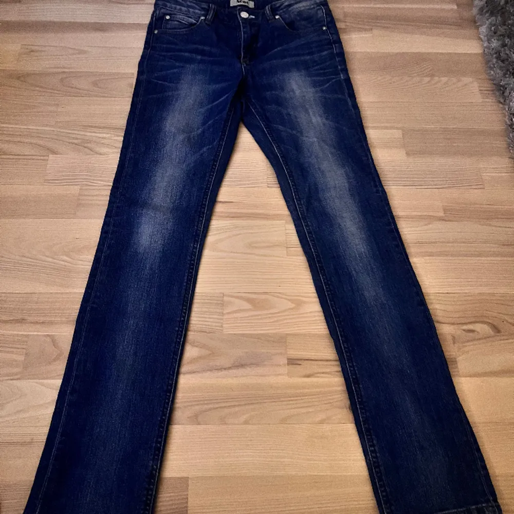 Mid Rise raka/bootcut jeans från acne jeans. Köpta på sellpy men satt inte som önskat. Några slitningar längst ner på benöppningen.  Kom privat för mått! (Modellen är ca 150 lång). Jeans & Byxor.