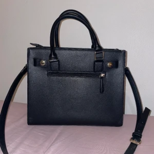 Väska - Svart fin väska, gott skick. Använd cirka 1-2 gånger MAX.