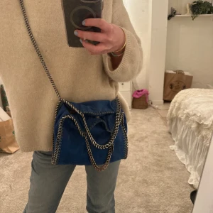 Stella McCartney väska  - Blå stella McCartney väska i så fin blå färg, köpt här på Plick. Säljer då den inte används längre! Den har lite defekter på kedjan men inget man lägger märke till🥰