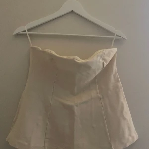 Korsett topp - Off-white korsett topp från Ginatricot i storlek L. Använt 1 gång. Mjukt material och ger litet stöd vid bysten.