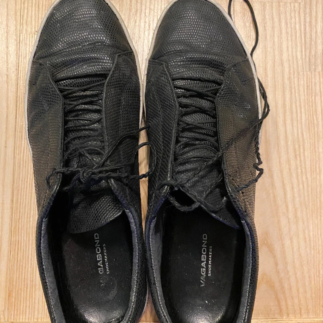 Sneakers i präglat skinn