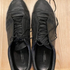 Sneakers i präglat skinn - Välanvända sneakers i präglat skinn från Vagabond. 