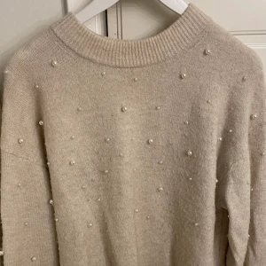 Stickad tröja - Stickad tröja med pärlor. Anstånd men bra skick.