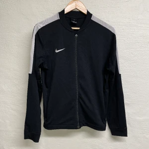 Nike tröja - Nike tröja i storlek XL ungdom. 