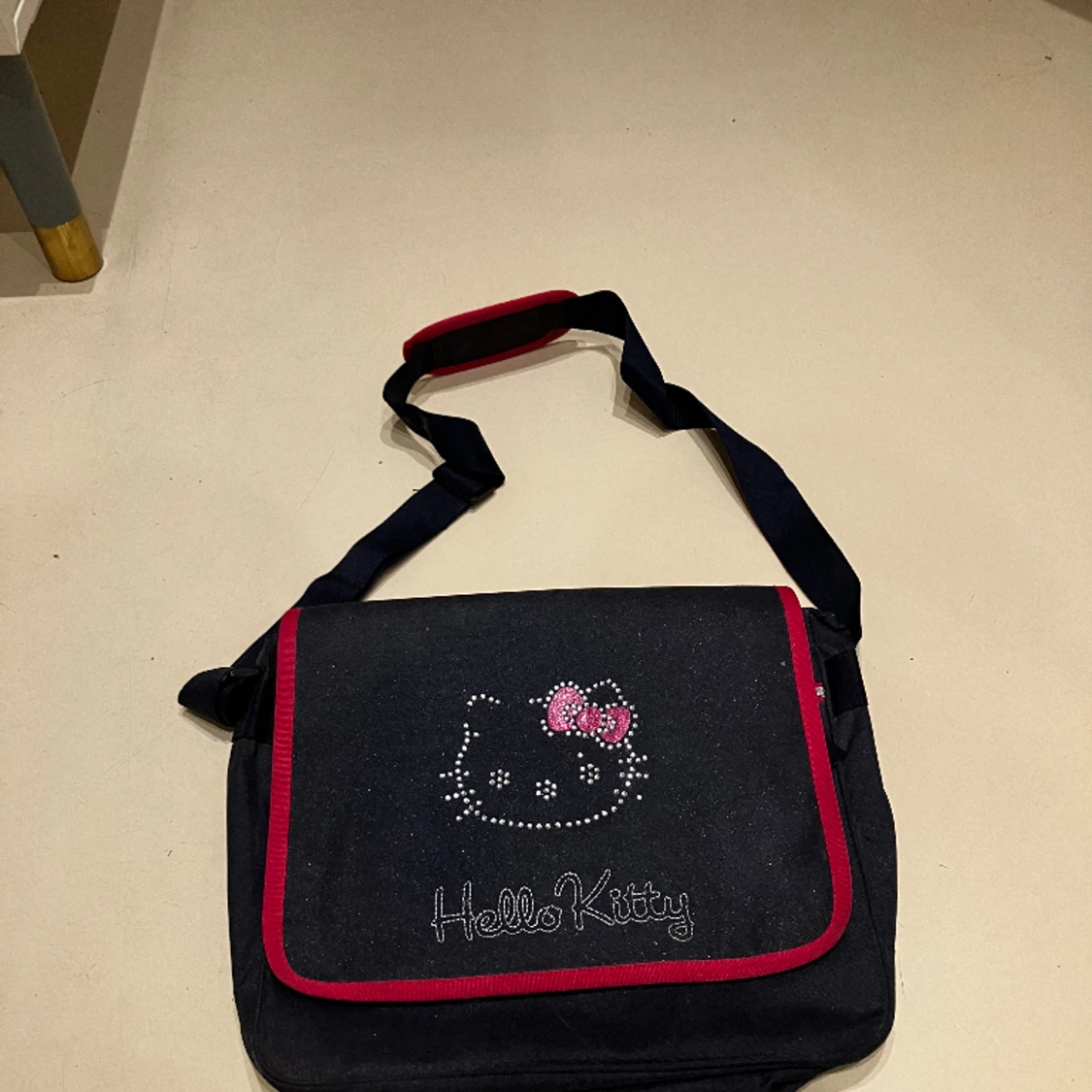 Hello Kitty väska (priset kan diskuteras men tänker mig runt 300kr)