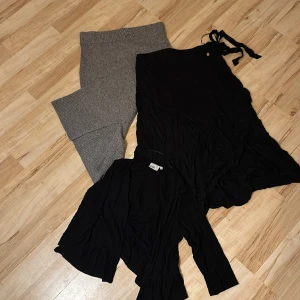 Kjol paket  - Stickad längre kjol med slits baktill inköpt på h&m i stl M  Volangkjol lång modell Pernilla Wahlgrens märke i stl 40  Svart kofta med volang längs kanten i stl M  Kläderna är aldrig använda endast provade.