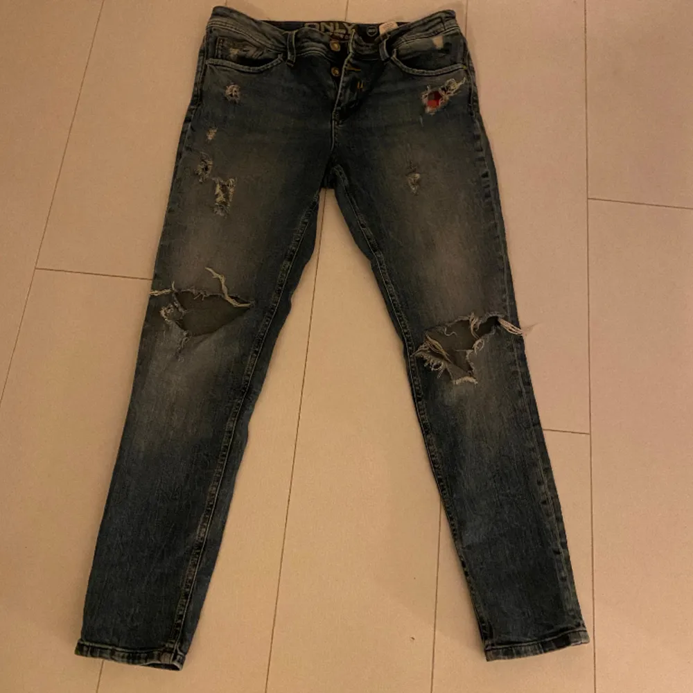 Säljer nu dessa only jeans pga att dom ej passar mig och inte kommer till användning, inga fläckar eller hål som ej ska vara där🤍i stolek 30/32🤍jättefina jeans med hål överallt med två knappar🤍säljer för 200kr+frakt🤍kom privat för mer🤍🤍. Jeans & Byxor.