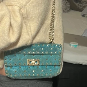 Valentino garavani spike bag - Super fin och unik valentino väska😍 Den är använd men fortfarande super fin!! ❣️3500kr vid snabb affär❣️