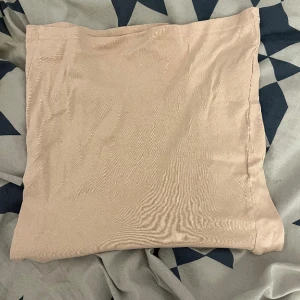 Linne utan axelband  - Ett vanligt rosa linne utan axelband 