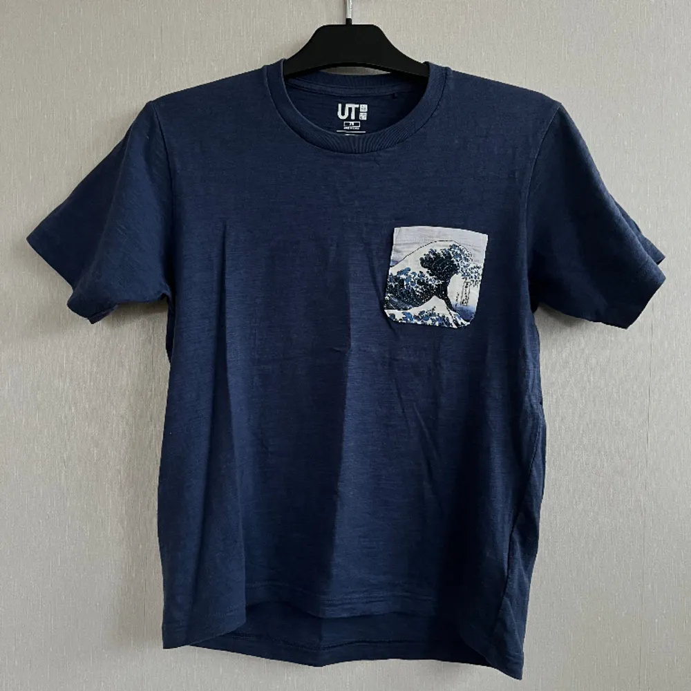 Limited edition tröja med motiv av ”den stora vågen” från uniqlo i Belgien. Använd fåtal gånger 🫶🏼 XS men passar S bra.. T-shirts.