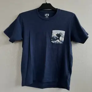 Limited edition tröja med motiv av ”den stora vågen” från uniqlo i Belgien. Använd fåtal gånger 🫶🏼 XS men passar S bra.