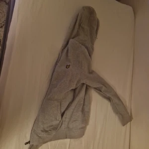 Vill sälja för att den är för liten - 7/10 ny pris 1300kr har inte använt den på 1 år. Den blir tvättad och allt så de. Blir som ny. 