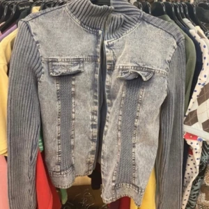 Jeans ribbad Kofta - Snygg jeans ribbad kofta som jag köpt på second hand, kommer inte till användning.  Se bild (3) några styng har gått av men går lätt att fixa. (Inget man märker av Står storlek XXL men är som en S( jag själv bär (xs-m) 
