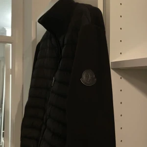 Moncler cardigan - Hej vill sälja min cardigan storlek M perfekt till våren☀️ skriv då kan vi diskutera priset🤝