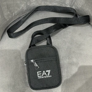 Armani Axel väska  - Säljer min gamla Armani axelväska då den bara sitter och dammar i garderoben. 