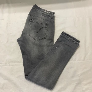 Dondup george  - Hej, Säljer nu mina super snygga och trendiga jeans från dondup. Det är modellen george. Nypris på dessa jeans ligger ungefär på 3200kr. De är i storlek 34 men passar 33 och jag på bilden är 182cm och väger 65kg,(Lite stora på mig i midjan) 🙌🏻
