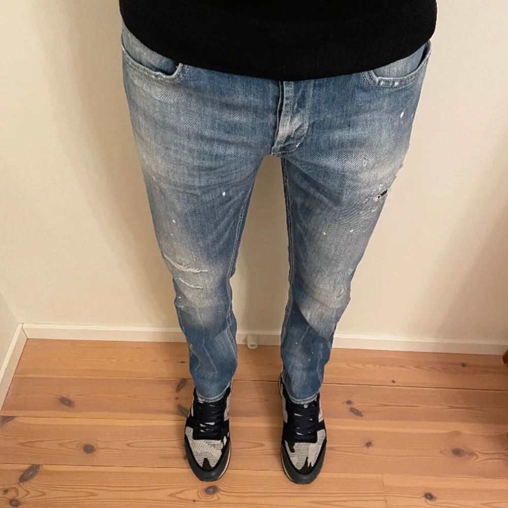 Hej, Säljer nu mina super snygga och trendiga jeans från dondup. Det är modellen george. Nypris på dessa jeans ligger ungefär på 3200kr. De är i storlek 33 och jag på bilden är 182cm och väger 65kg,(Lite stora på mig i midjan) Hör av er! 🙌🏻. Jeans & Byxor.